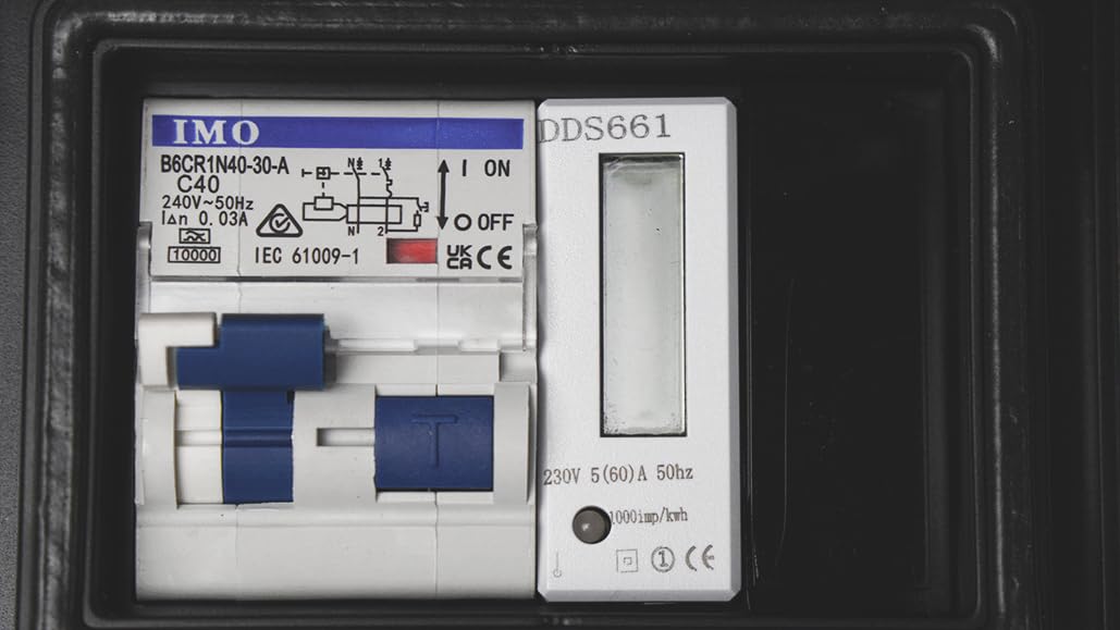 Carré Rouge - Borne de Recharge avec Prise Europe 32A 7KW Complète pour Véhicule Électrique, Protections et Compteur, IP65, Fabrication Française - 28x11x9,5 cm : Commerce, Industrie et Science